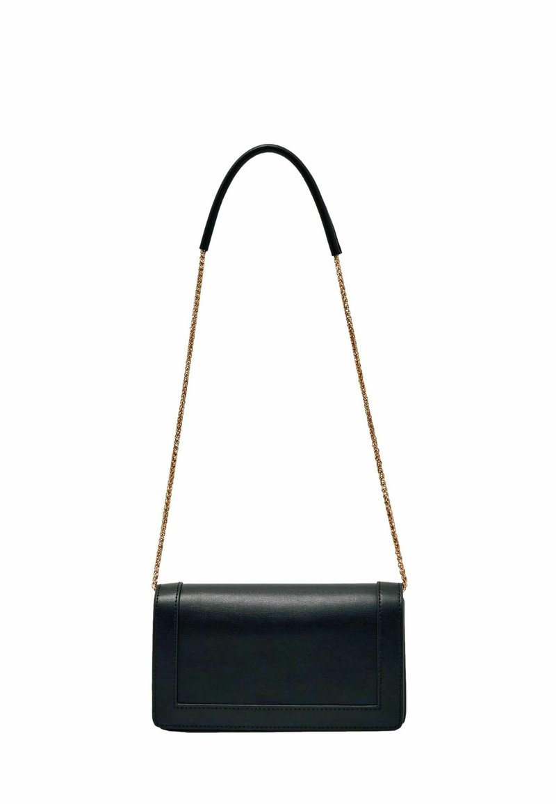 Fekete bőr kézitáska téglalap alakú, texturált felülettel, arany láncos pánttal és sima felső fogantyúval.