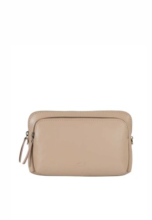 Clutch rettangolare beige in pelle con due scomparti con cerniera e un piccolo logo in rilievo sul davanti, isolata su sfondo bianco.