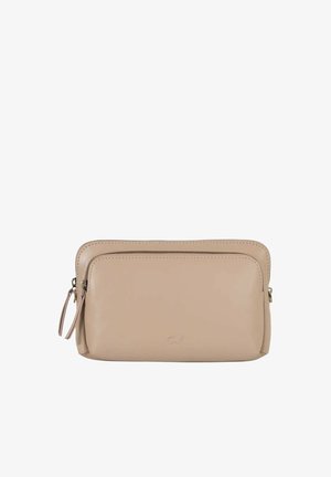 Clutch rettangolare beige in pelle con due scomparti con cerniera e un piccolo logo in rilievo sul davanti, isolata su sfondo bianco.