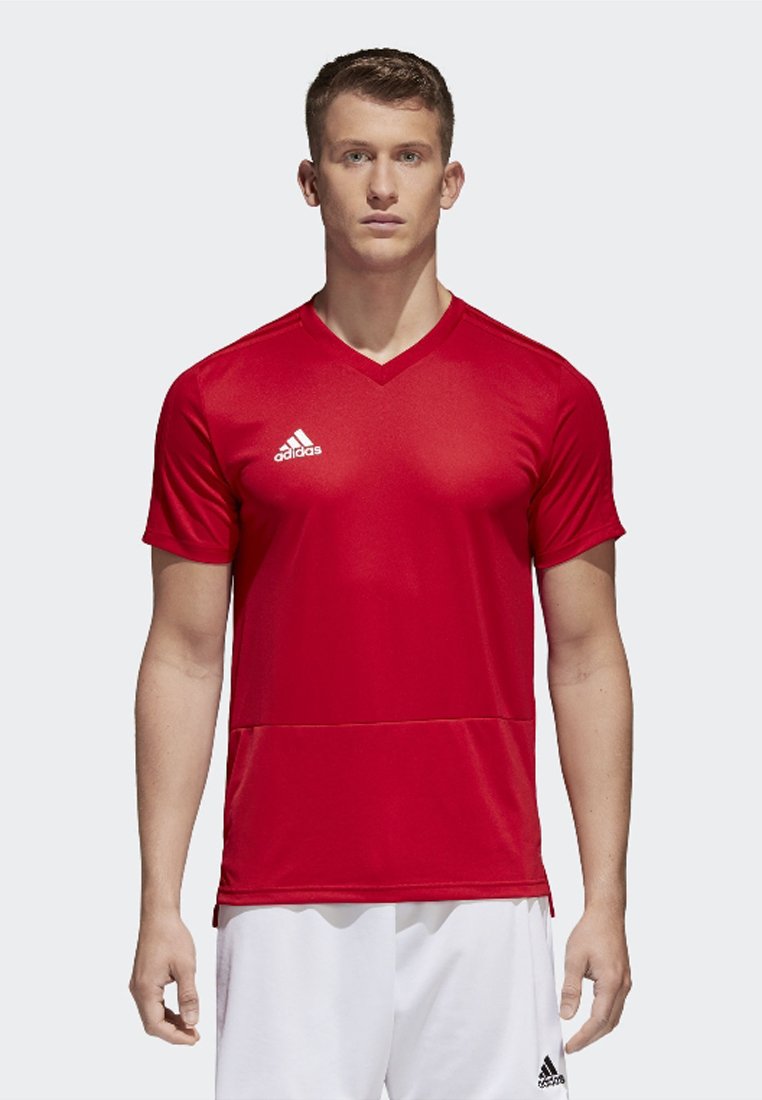 Maglia sportiva rossa con scollo a V, maniche corte e logo adidas bianco sul petto sinistro. Realizzata in un tessuto liscio e traspirante.