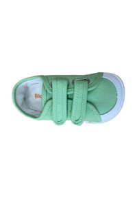 Zapato de lona verde con dos correas de velcro, suela de goma blanca, puntera redondeada y forro de tela ligera. Sin patrones o acentos distintivos.