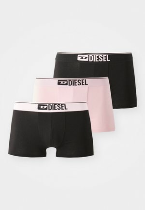 Tres pares de boxers Diesel: dos negros y uno rosa. Cada uno con una suave cinturilla elástica que presenta el logo de Diesel.