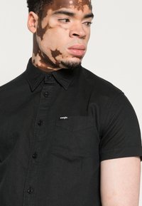 Wrangler Camisa - faded black