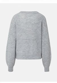 Szary dzianinowy sweter o skróconym kroju, okrągłym dekolcie i bufiastych rękawach. Tekstura jest miękka z delikatnym melanżowym wzorem.