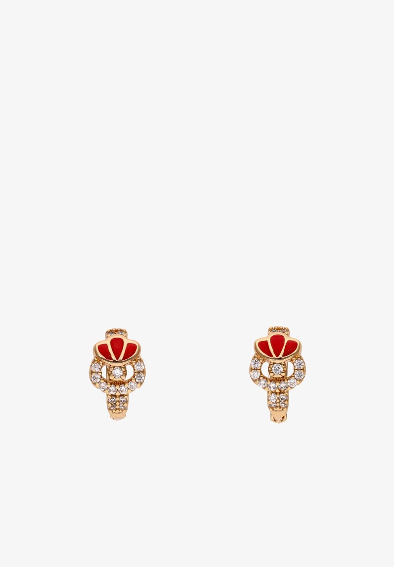 Złote kolczyki o kwiatowym wzorze z czerwonym emaliowanym wykończeniem, otoczone małymi przejrzystymi kamieniami. Teksturowane powierzchnie dodają szczegółów.