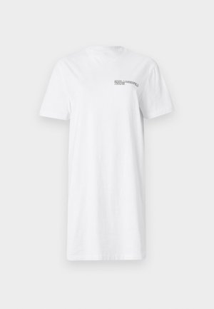 Robe t-shirt en coton blanc avec un col rond, des manches courtes et un petit logo de marque noir sur la partie gauche de la poitrine.