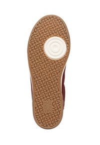 Suola di scarpa da ginnastica rossa in suede con una suola in gomma marrone texturizzata, caratterizzata da un accento bianco circolare e un logo in rilievo.