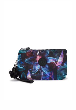 Portafoglio con motivo floreale in colori scuri con accenti blu e viola. Presenta una chiusura a zip, un bottone rotondo e un charm a pompon testurizzato.