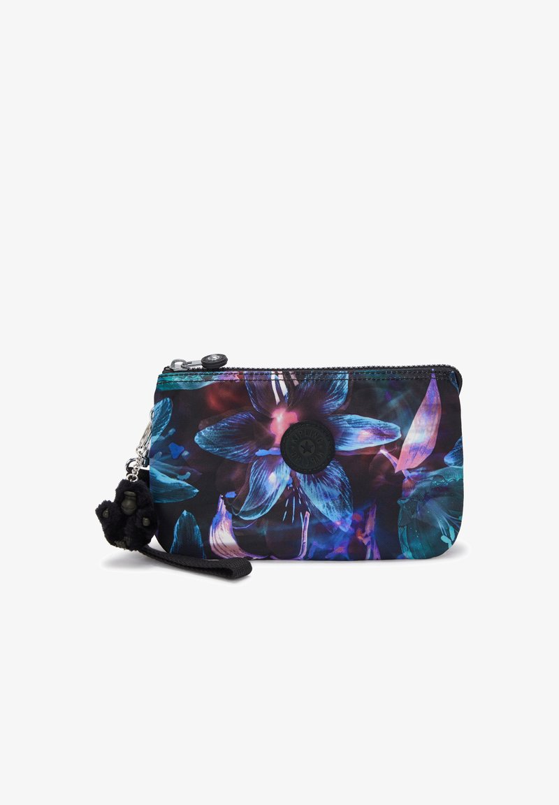 Blumenmuster-Wallet in dunklen Farben mit blauen und lila Akzenten. Verfügt über einen Reißverschluss, einen runden Knopf und einen strukturierten Pompon-Anhänger.