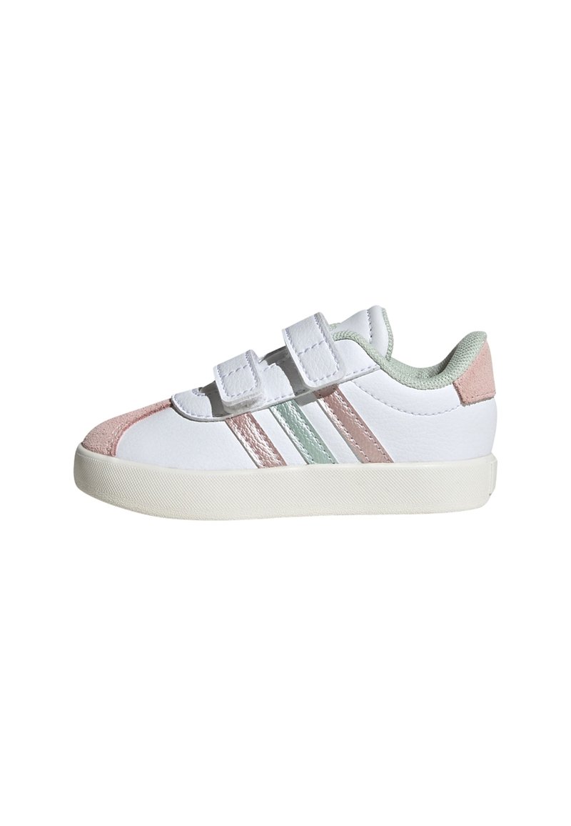 Sneaker sintetici bianchi con dettagli rosa e verdi, caratterizzati da tre strisce metalliche, cinturini in velcro e una punta strutturata.
