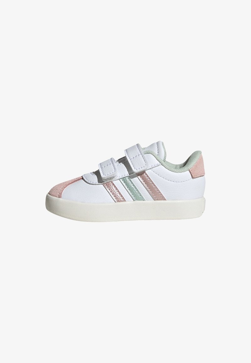 Sneaker sintetici bianchi con dettagli rosa e verdi, caratterizzati da tre strisce metalliche, cinturini in velcro e una punta strutturata.