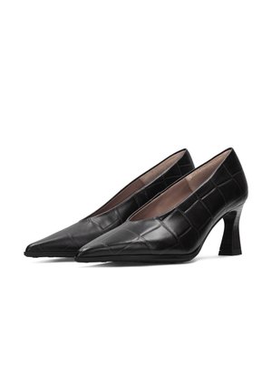 Een paar zwarte pumps met een puntige neus, een gestructureerd krokodillenpatroon en gebogen blokhakken.