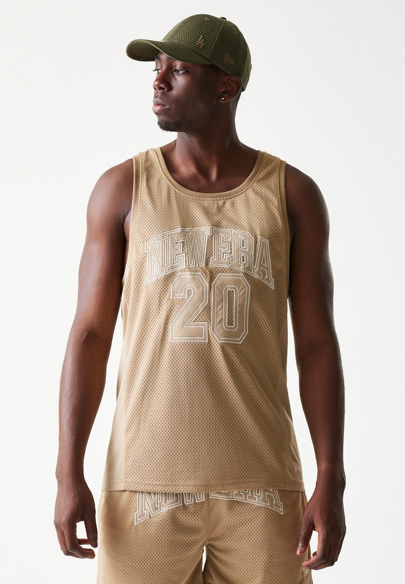 Διχτυωτό μπεζ αμάνικο τοπ με τύπωμα "NEW ERA" και "20" σε άσπρο. Συνδυασμένο με σορτς στο ίδιο σχέδιο και έλικα καπέλο σε ελιά πράσινο με υφή. Σχεδιασμός με επίπεδη γείσο.