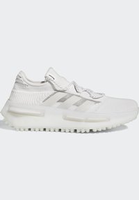 Pantof cu aspect sportiv alb, cu un material superior din tricot, trei dungi argintii, talpă din cauciuc și un model de profil exclusivist și robust. Dispune de șireturi ajustabile.