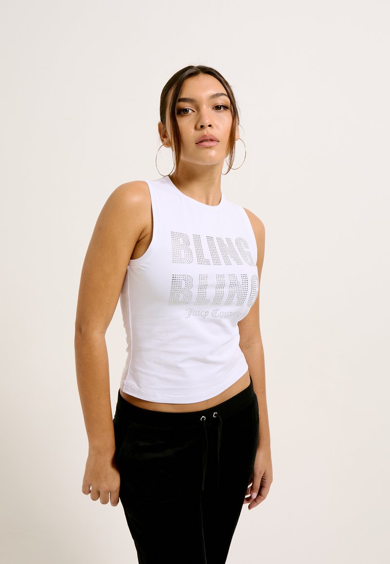 Baltas be rankovių trumpas viršus su prigludusia forma, dekoruotas blizgučiais, kurie sudaro žodžius "Bling" ir "Juicy Couture". Lygi medžiaga.