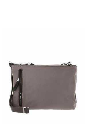 Sac bandoulière en nylon marron avec ferrures argentées, fermeture éclair et bandoulière réglable. Comprend une poche avant avec une languette de tirage marquée.