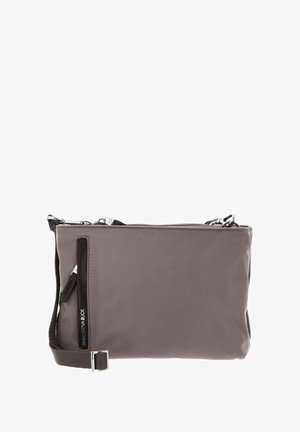 Sac bandoulière en nylon marron avec ferrures argentées, fermeture éclair et bandoulière réglable. Comprend une poche avant avec une languette de tirage marquée.