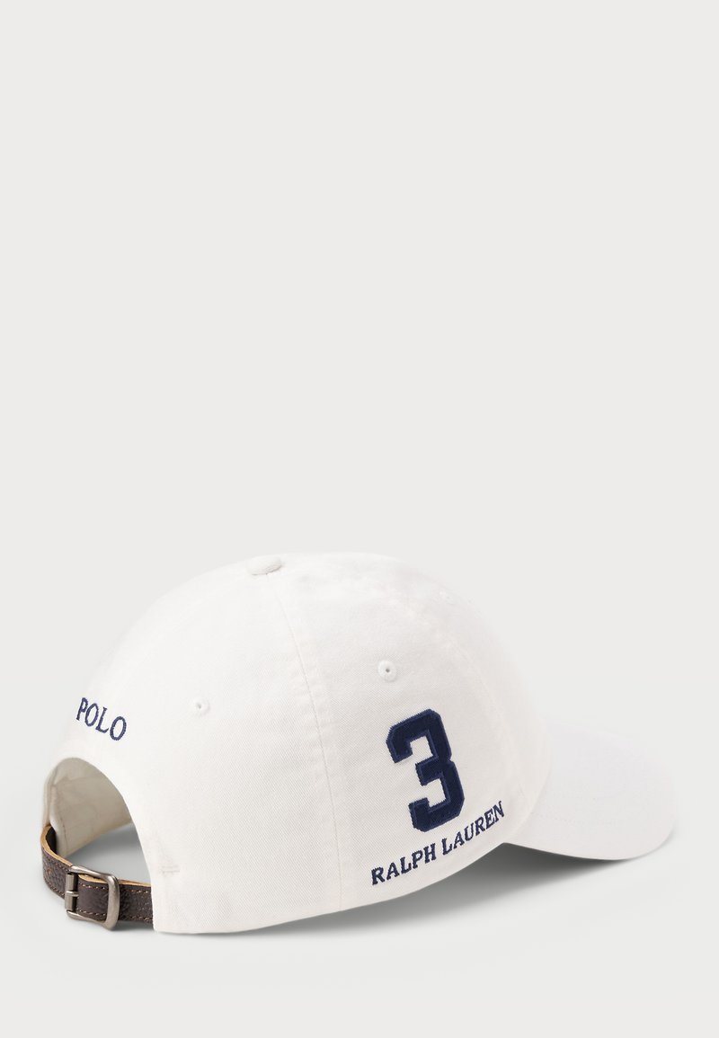 Cappellino da baseball in cotone bianco con ricamo blu navy delle scritte "3", "POLO" e "RALPH LAUREN", dotato di una fascetta regolabile in cuoio marrone.