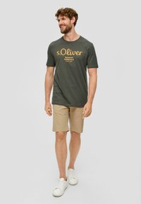 s.Oliver MIT GROSSEM LABEL - T-shirt print - olivgrün