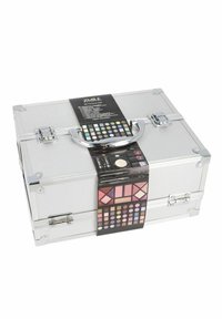 Sølv aluminiummakeupkasse med en struktureret overflade, der har et gennemsigtigt håndtag og en fremvisning af forskellige farver og makeupprodukter på fronten.
