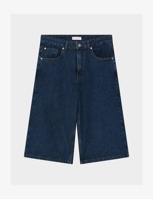 Pantaloni scurți din denim albastru închis cu croială largă, cu nasture în față, fermoar și design cu cinci buzunare, așezați pe o suprafață albă.