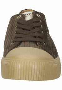 Brauner Cord-Sneaker mit beige gummierter Sohle. Verfügt über ein Schnürdesign und metallische Ösen. Rundspitze mit eingeprägtem Branding auf der Zunge.