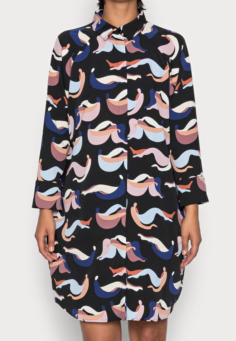 Schwarzes Kleid mit bunten, abstrakten Wellenmustern in Pink, Blau und Orange. Verfügt über einen Kragen, lange Ärmel und eine Knopfleiste.