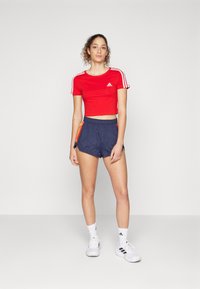 adidas Sportswear TIRO CUT 3-STRIPES SUMMER - Sporta šorti - legend ink/better scarlet/bold gold