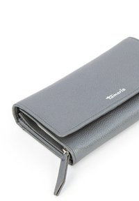 Grijze textuurleren portemonnee met ritssluiting en klep, met een klein zilveren "Tamaris" logo aan de voorkant.