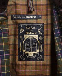 Подплата от плат с каре с етикети, на които пише "Paul Smith loves Barbour,", с изображение на яке и аксесоари с текст "Never Assume."