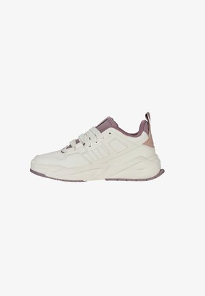 Hvide sneakers med lilac detaljer, tekstureret overdel, polstret krave, snørelukning og en tykk, polstret sål. Har tre diagonale striber.