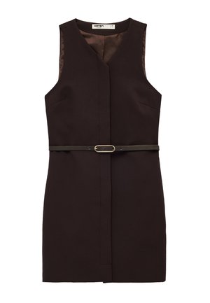 Bezrękawnikowa ciemnobrązowa sukienka z dekoltem w kształcie litery V i cienkim dopasowanym pasekiem z klamrą w kolorze złotym w talii, gładka tkanina i długość do kolan.