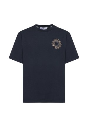 Camiseta de manga corta azul marino con cuello redondo y un pequeño logo beige de la brújula Stone Island en el pecho izquierdo.