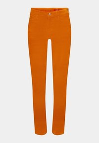Jean orange coupe slim avec une texture lisse, design à cinq poches, fermeture par bouton et passants pour ceinture à la taille.