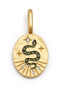 Colgante ovalado de oro con un diseño de serpiente verde, rodeado de cuatro estrellas y acentuado con tres pequeñas piedras transparentes. Superficie texturizada.