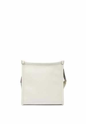 Sac bandoulière en cuir blanc au design minimaliste, avec une fermeture zippée sur le dessus et un détail de logo embossé à l'avant.