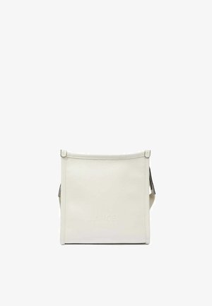 Sac bandoulière en cuir blanc au design minimaliste, avec une fermeture zippée sur le dessus et un détail de logo embossé à l'avant.