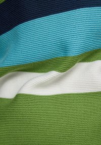 Strickstoff mit horizontalen Streifen in Marineblau, Hellblau, Grün und Weiß. Strukturierte Oberfläche mit einem dichten, gewebten Muster.