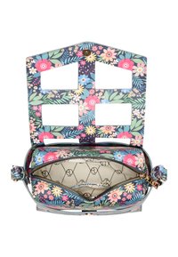 La borsa a fiori presenta un design multicolore con fiori rosa, gialli e blu su uno sfondo scuro. Include una chiusura con zip e un motivo interno.
