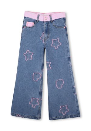 Blauwe jeans met wijde pijpen, een roze tailleband, een roze hartvormige knoop en roze gestikte sterren- en hartpatronen op de pijpen.