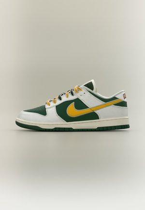 Nike Sportswear, DUNK LOW RETRO SPORT - Baskets basses - sail/univ gold coloured/fir/univ red/black