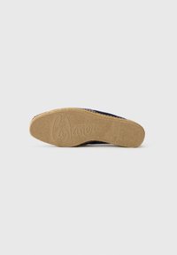Potplat espadrila s teksturiranim gumenim dnom, vidljiv "Castañer" logotip, veličina 42, i oznaka "Made in Spain".