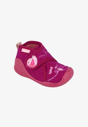 Pantofole per bambini in viola fucsia con cinturino in velcro, toppa a forma di uccellino rosa, dettagli ricamati e suola in gomma strutturata per uso interno.