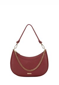 Rote Lederhandtasche mit geschwungener Form, ausgestattet mit einem goldenen Kettenakzent und einem abnehmbaren Trageriemen. Texturierte Oberfläche mit Reißverschluss.