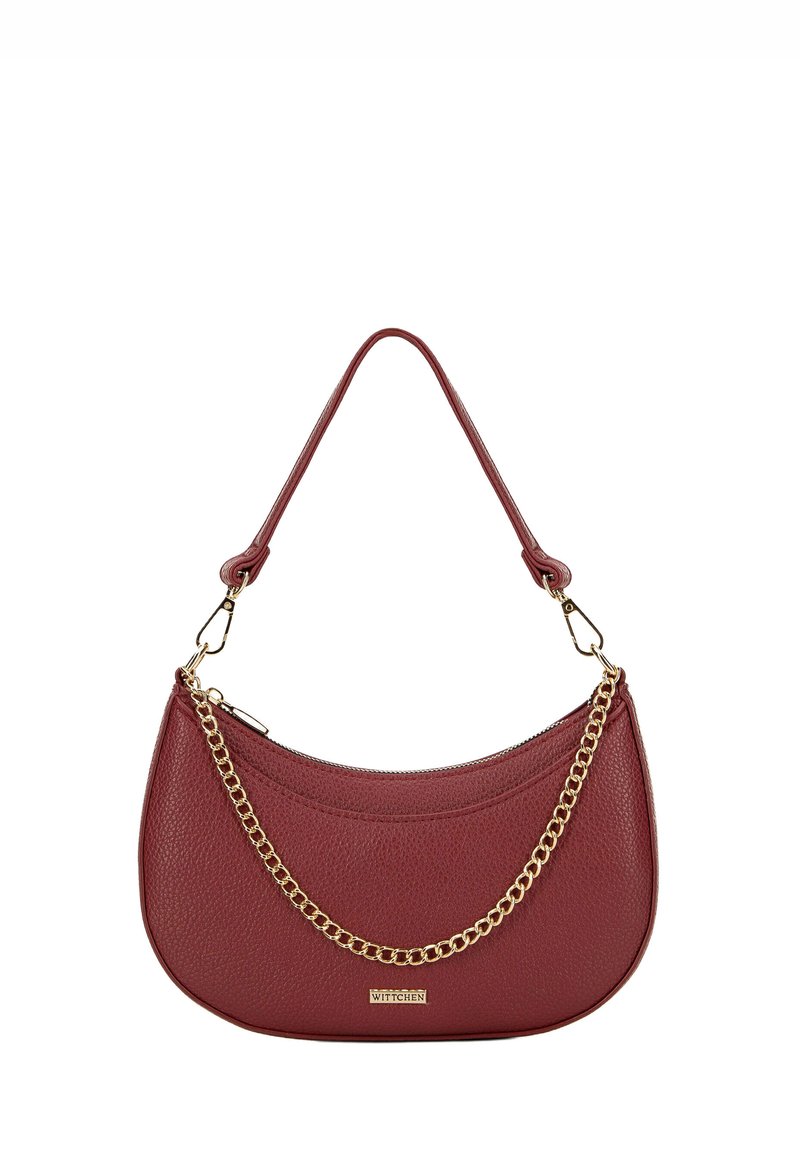 Rote Lederhandtasche mit geschwungener Form, ausgestattet mit einem goldenen Kettenakzent und einem abnehmbaren Trageriemen. Texturierte Oberfläche mit Reißverschluss.