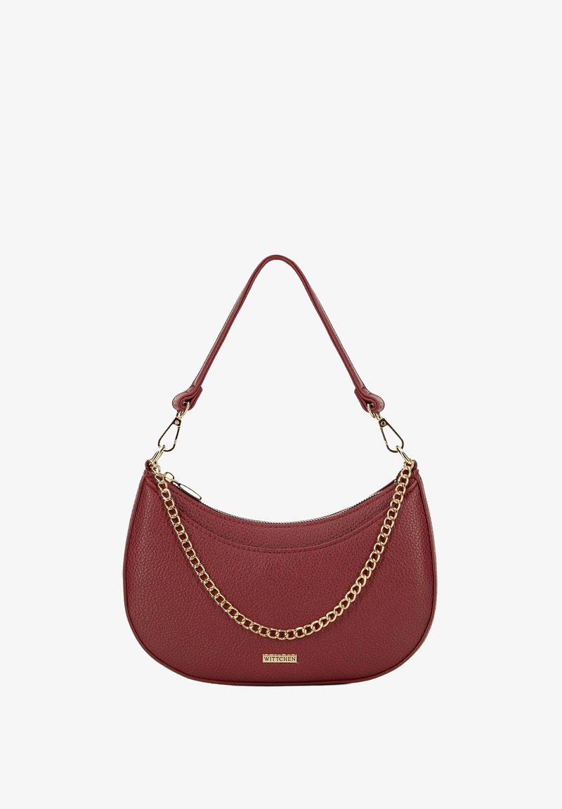 Rote Lederhandtasche mit geschwungener Form, ausgestattet mit einem goldenen Kettenakzent und einem abnehmbaren Trageriemen. Texturierte Oberfläche mit Reißverschluss.