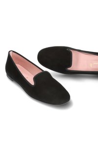 Schwarze Wildlederballerinas mit runder Zehenpartie, glatter Oberfläche und kontrastierender pinker Innenauskleidung. Einfaches Design ohne sichtbare Beschläge oder Muster.