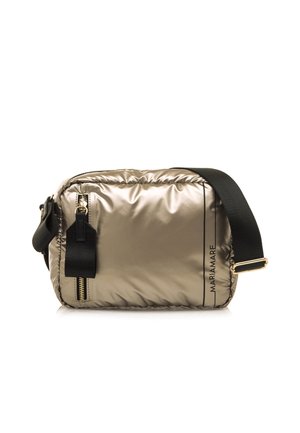 Crossbody-Tasche in metallic Gold, aus gepolstertem Nylonstoff mit einem schwarzen Riemen. Verfügt über einen Reißverschluss und ein aufgedrucktes Logo auf der Vorderseite.