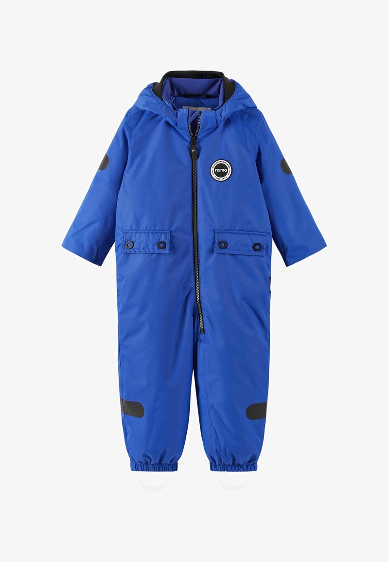 Combinaison de neige matelassée bleue avec capuche, dotée d'une fermeture éclair intégrale à l'avant, de deux poches à rabat avec pression, de poignets élastiques et de patchs d'accent noirs sur les manches.