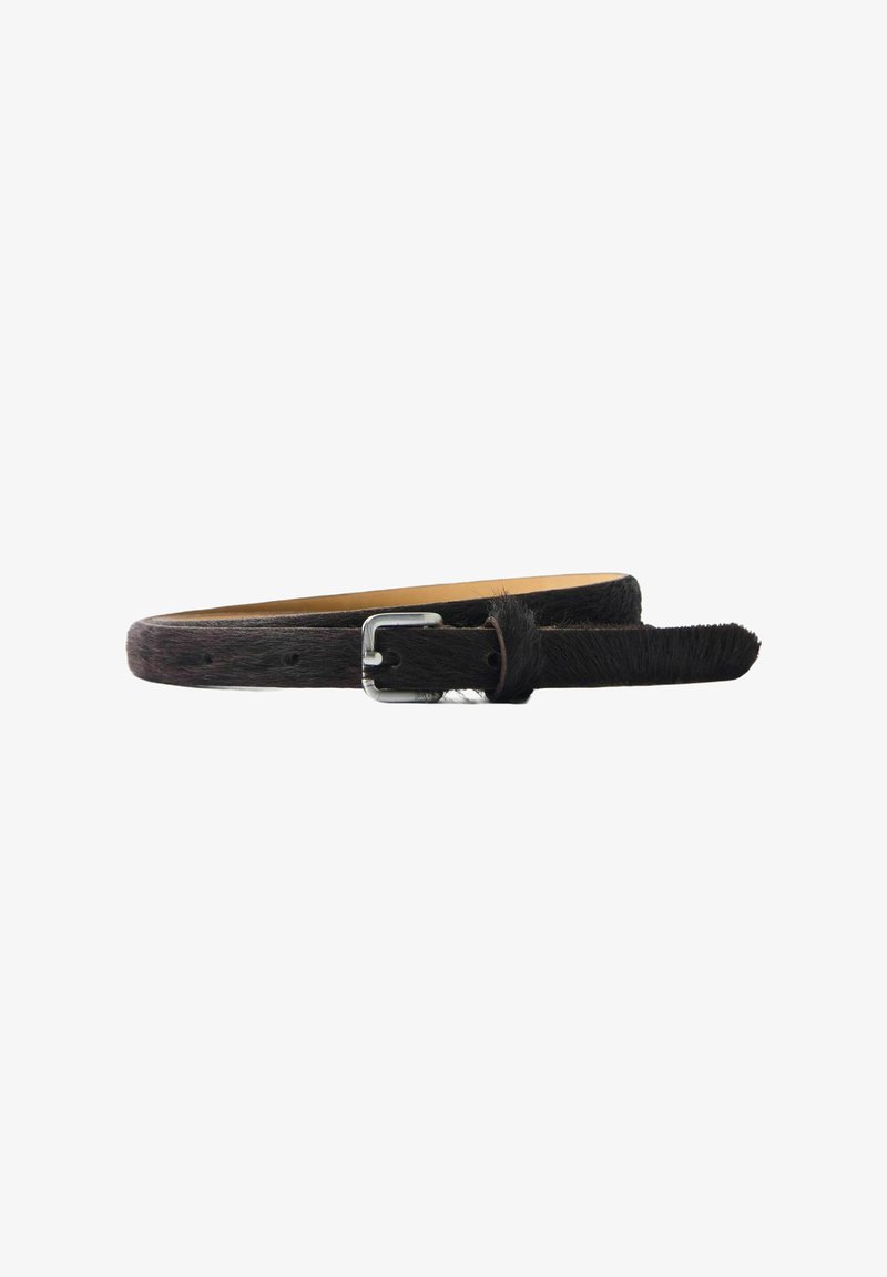 Ceinture en cuir brun foncé à texture de fourrure avec boucle rectangulaire argentée, partiellement enroulée, sur fond blanc.